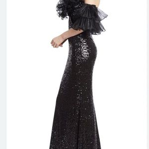 NWT BADGLEY MISCHKA SEQUIN ORGANZA RUFFLED OFF SHOULDER SEQUENCE GOWN. SIZE 10